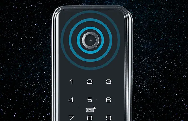 Panel de una cerradura inteligente Keliss con cámara y teclado numérico
